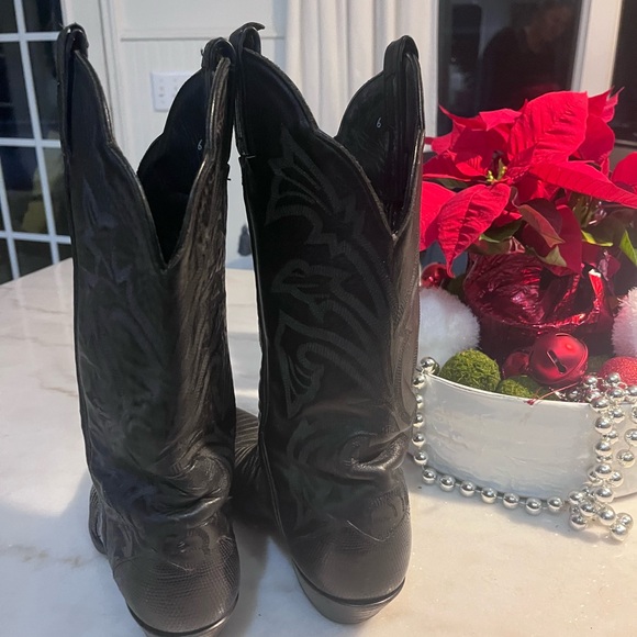 Tony Lama Black alligator skin cowboy boots - Picture 2 of 8